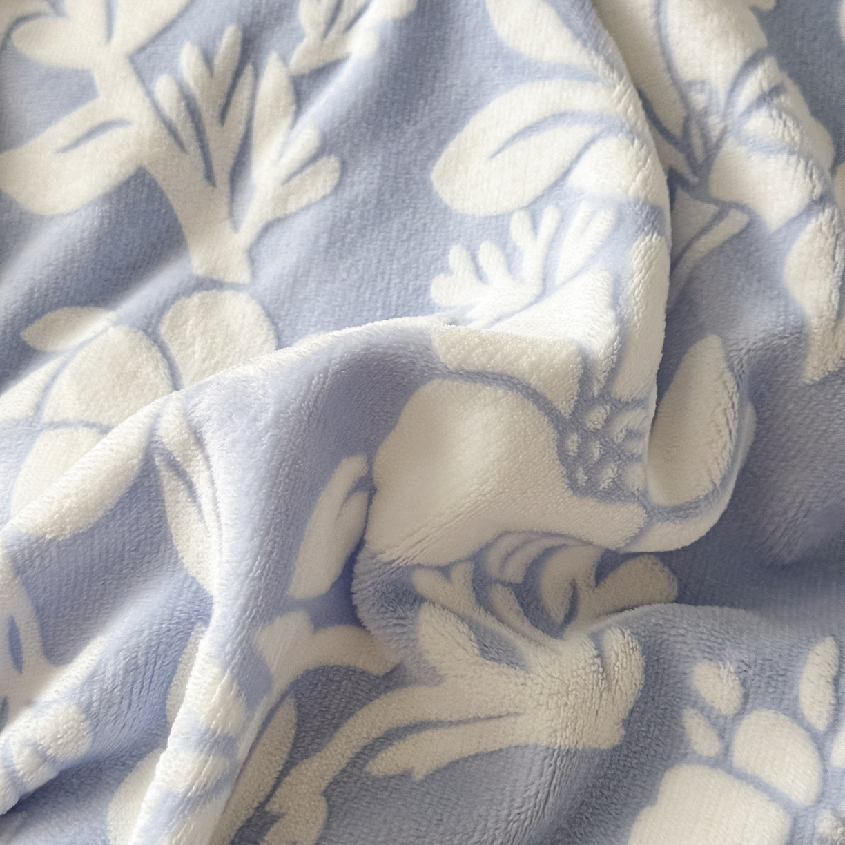 91家纺网 家纺一手货源 找家纺 富米莱（原臻工厂） 2025新款高克重立体雕花牛奶绒四件套 繁花-蓝