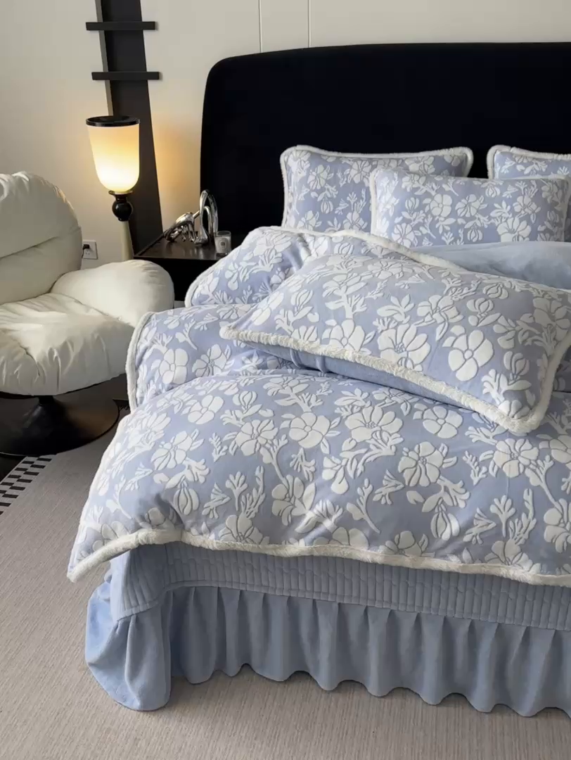 91家纺网 家纺一手货源 找家纺 富米莱（原臻工厂） 2025新款高克重立体雕花牛奶绒四件套 繁花-蓝