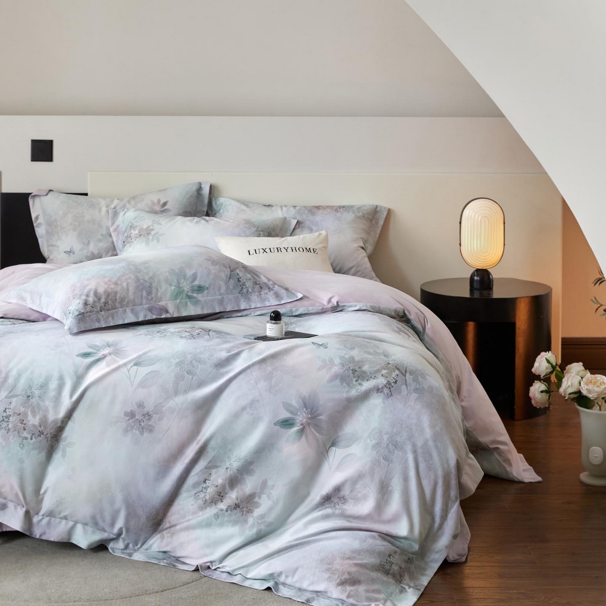 91家纺网 家纺一手货源 找家纺 涵宸家纺 2025新款50S全棉磨毛压边款四件套【更多花型 联系商家电话：17798859966 微信同号，网站：www.hanchenjf.com】 花晨雾（蓝）