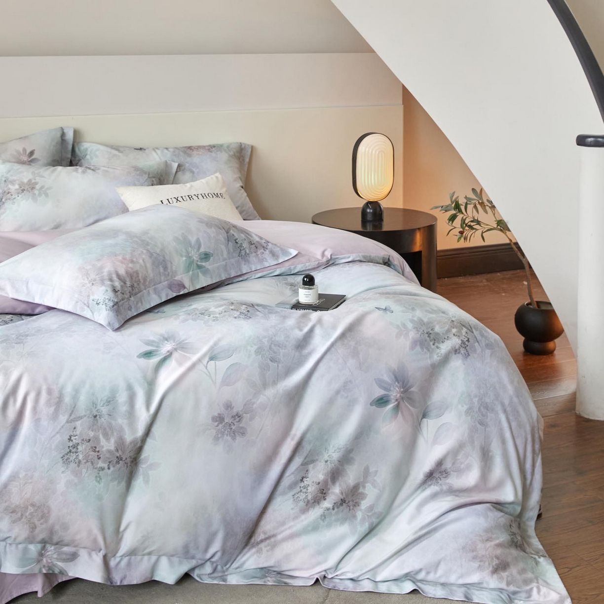 91家纺网 家纺一手货源 找家纺 涵宸家纺 2025新款50S全棉磨毛压边款四件套【更多花型 联系商家电话：17798859966 微信同号，网站：www.hanchenjf.com】 花晨雾（蓝）