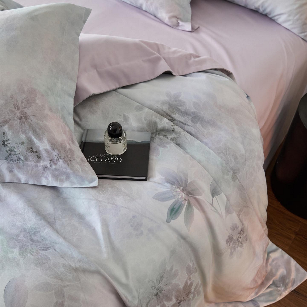 91家纺网 家纺一手货源 找家纺 涵宸家纺 2025新款50S全棉磨毛压边款四件套【更多花型 联系商家电话：17798859966 微信同号，网站：www.hanchenjf.com】 花晨雾（蓝）