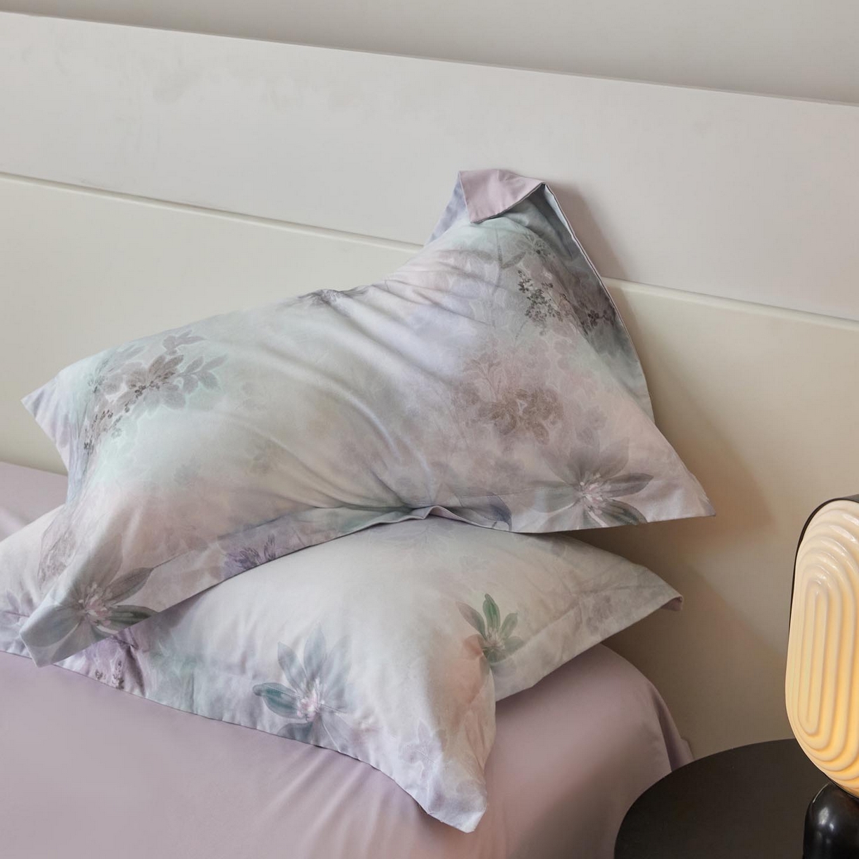 91家纺网 家纺一手货源 找家纺 涵宸家纺 2025新款50S全棉磨毛压边款四件套【更多花型 联系商家电话：17798859966 微信同号，网站：www.hanchenjf.com】 花晨雾（蓝）