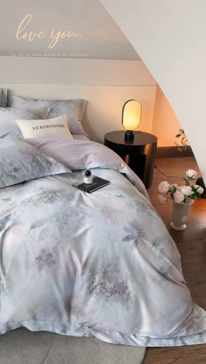 91家纺网 家纺一手货源 找家纺 涵宸家纺 2025新款50S全棉磨毛压边款四件套【更多花型 联系商家电话：17798859966 微信同号，网站：www.hanchenjf.com】 花晨雾（蓝）