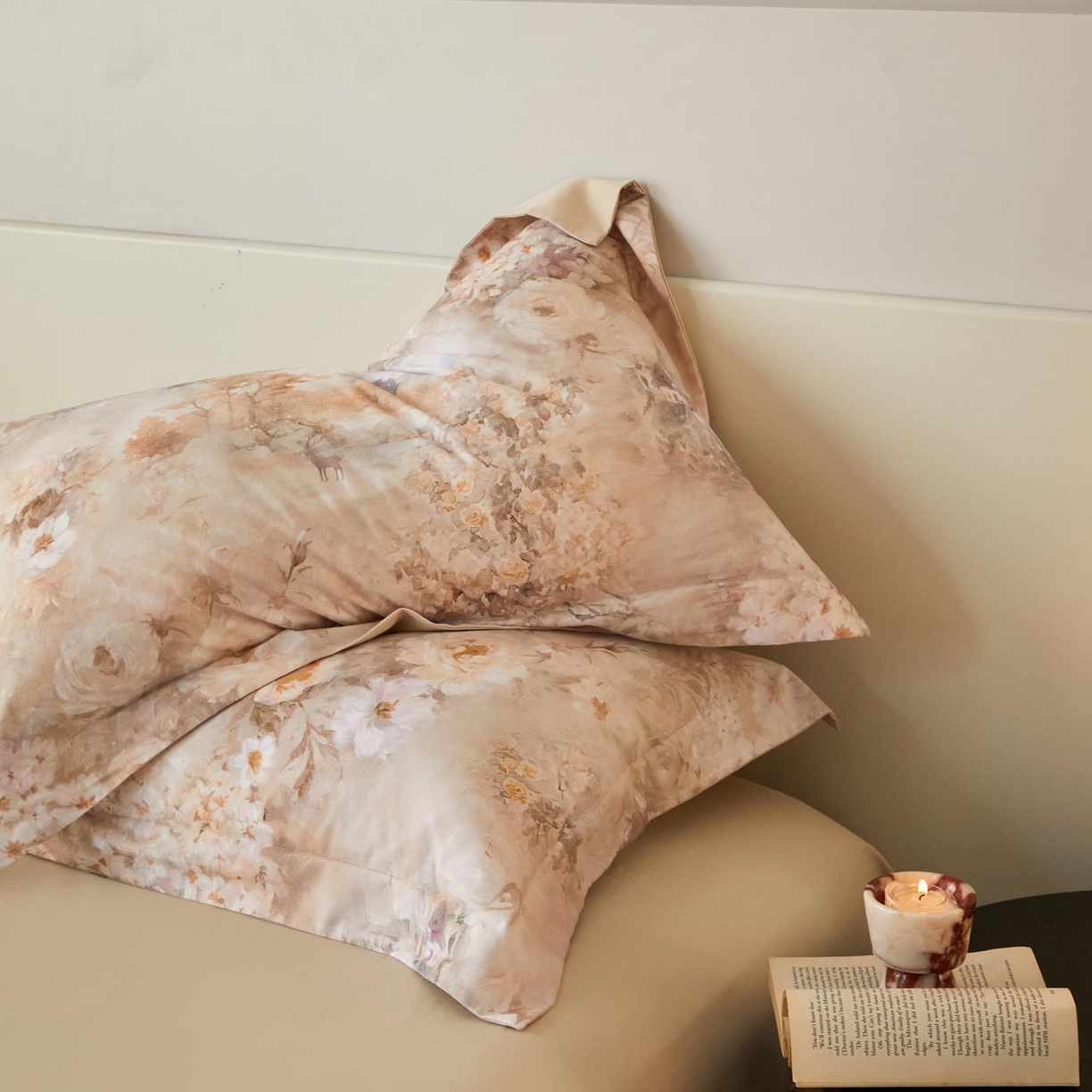 91家纺网 家纺一手货源 找家纺 涵宸家纺 2025新款50S全棉磨毛压边款四件套【更多花型 联系商家电话：17798859966 微信同号，网站：www.hanchenjf.com】 林深见鹿（玉 ）