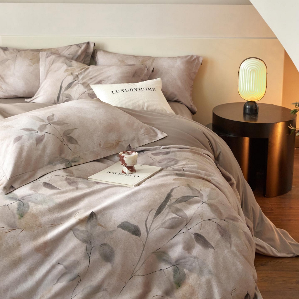 91家纺网 家纺一手货源 找家纺 涵宸家纺 2025新款50S全棉磨毛压边款四件套【更多花型 联系商家电话：17798859966 微信同号，网站：www.hanchenjf.com】 叶韵（咖）