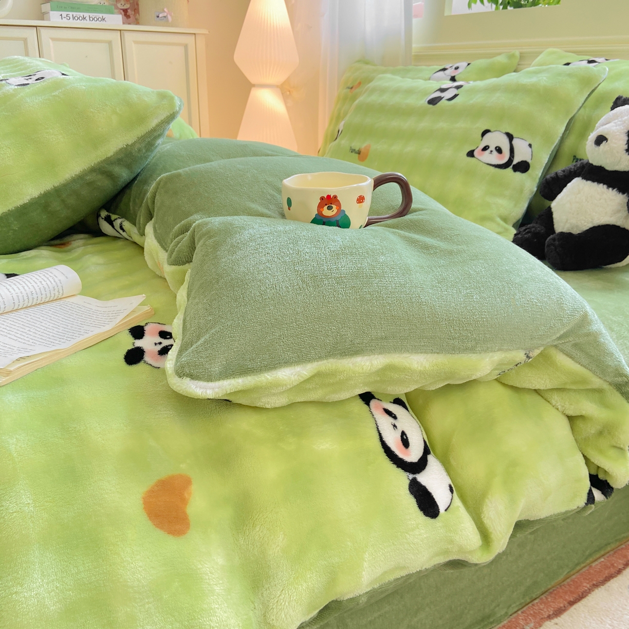 91家纺网 家纺一手货源 找家纺 耐思家纺 2025新款泡泡牛奶绒印花四件套系列 泡泡-熊猫宝贝