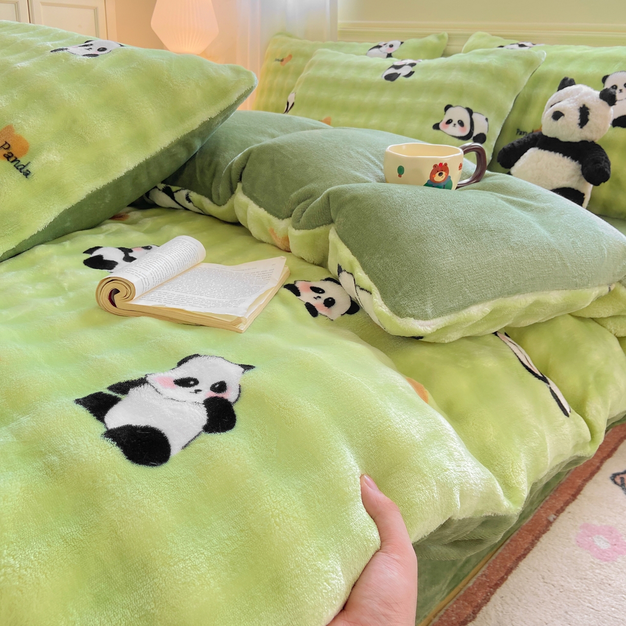 91家纺网 家纺一手货源 找家纺 耐思家纺 2025新款泡泡牛奶绒印花四件套系列 泡泡-熊猫宝贝