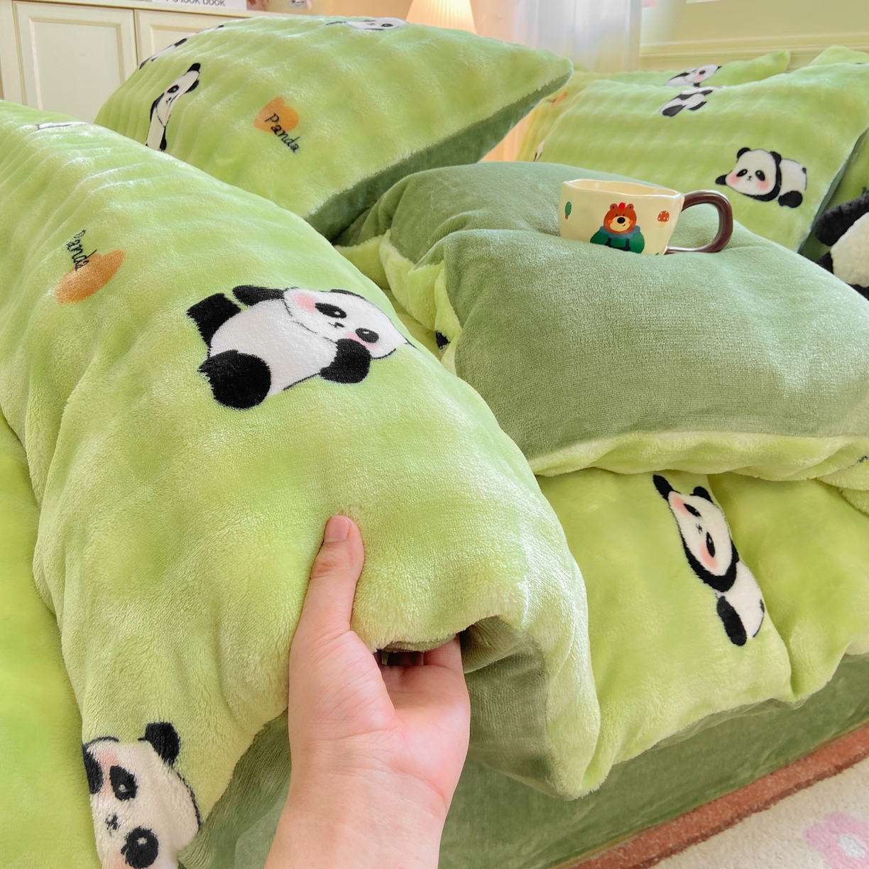 91家纺网 家纺一手货源 找家纺 耐思家纺 2025新款泡泡牛奶绒印花四件套系列 泡泡-熊猫宝贝