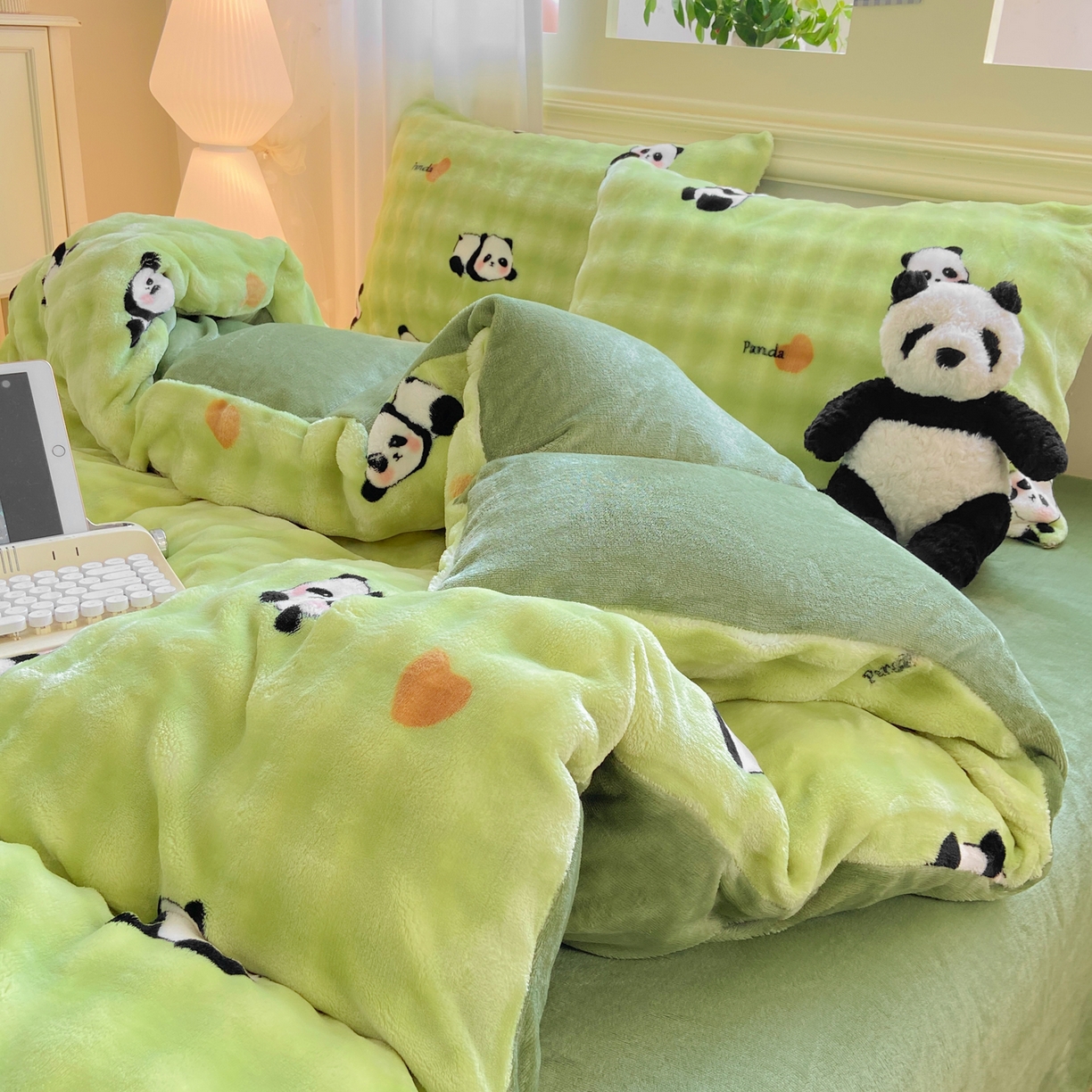 91家纺网 家纺一手货源 找家纺 耐思家纺 2025新款泡泡牛奶绒印花四件套系列 泡泡-熊猫宝贝