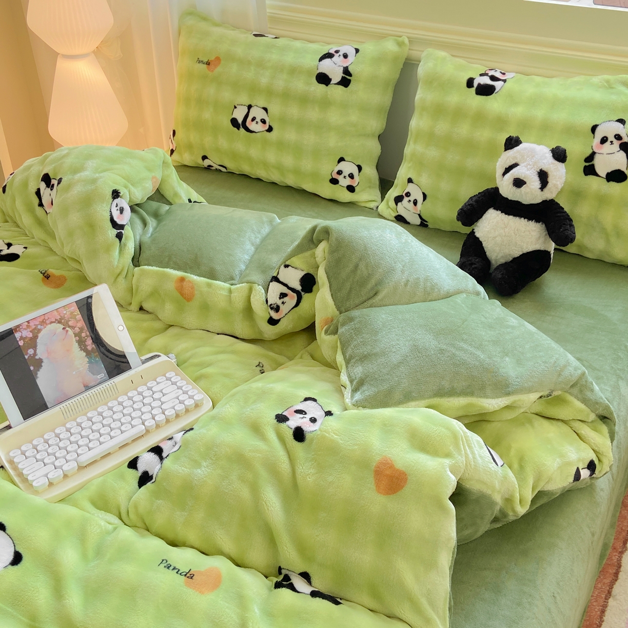 91家纺网 家纺一手货源 找家纺 耐思家纺 2025新款泡泡牛奶绒印花四件套系列 泡泡-熊猫宝贝