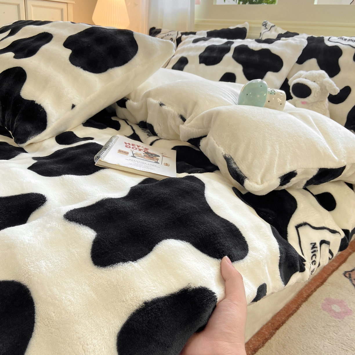 91家纺网 家纺一手货源 找家纺 耐思家纺 2025新款泡泡牛奶绒印花四件套系列 泡泡-萌牛