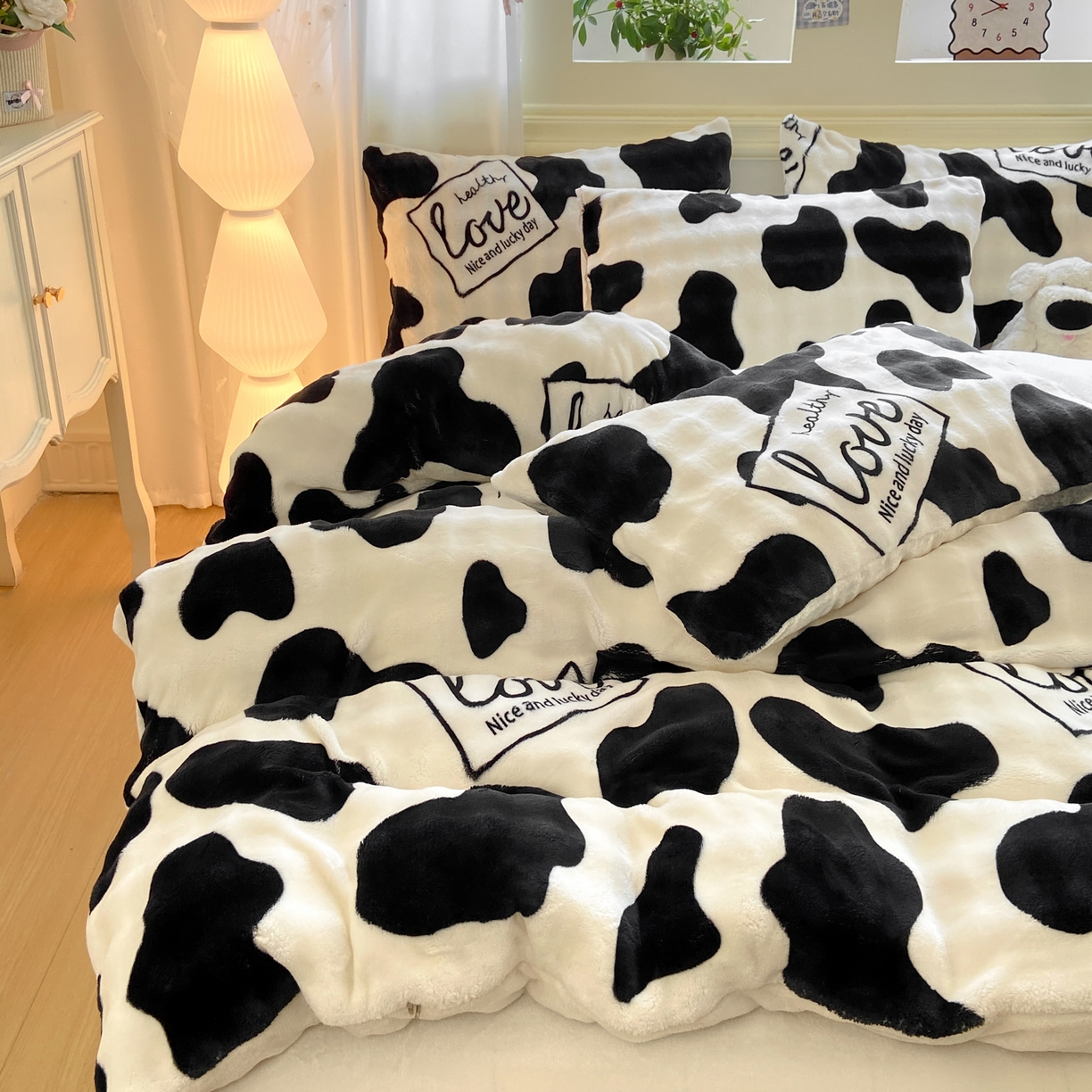 91家纺网 家纺一手货源 找家纺 耐思家纺 2025新款泡泡牛奶绒印花四件套系列 泡泡-萌牛