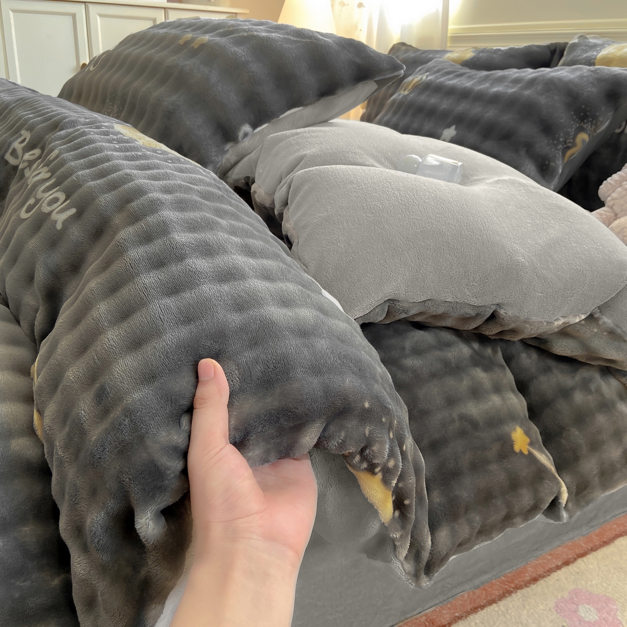 91家纺网 家纺一手货源 找家纺 耐思家纺 2025新款泡泡牛奶绒印花四件套系列 泡泡-星空