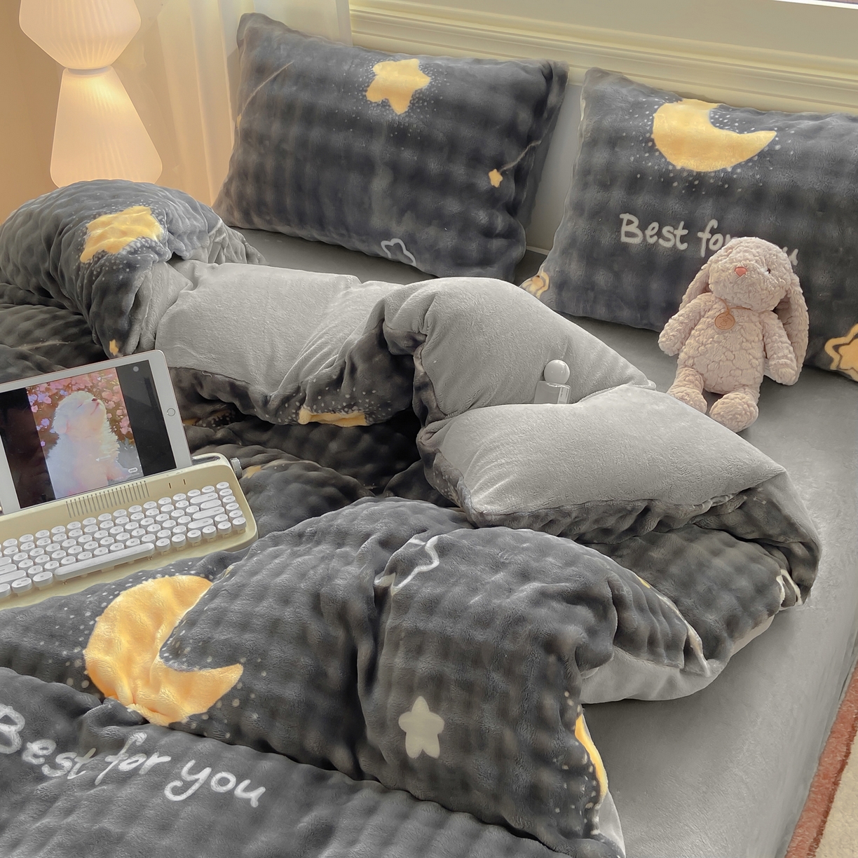 91家纺网 家纺一手货源 找家纺 耐思家纺 2025新款泡泡牛奶绒印花四件套系列 泡泡-星空