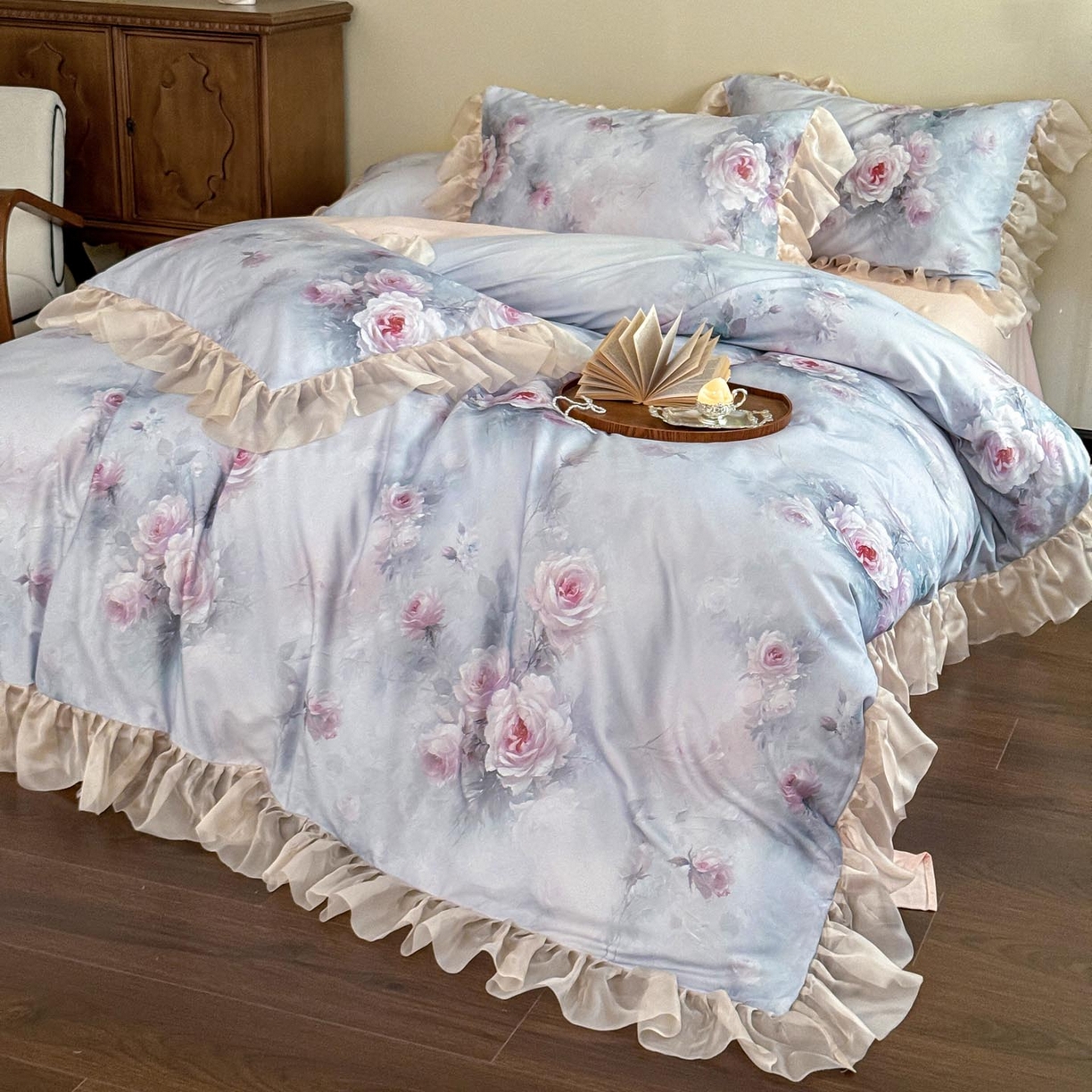 91家纺网 家纺一手货源 找家纺 涵宸家纺 2025新款50S全棉磨毛花边四件套【更多花型联系商家电话：17798859966 微信同号，网站：www.hanchenjf.com】 花边-清欢-蓝