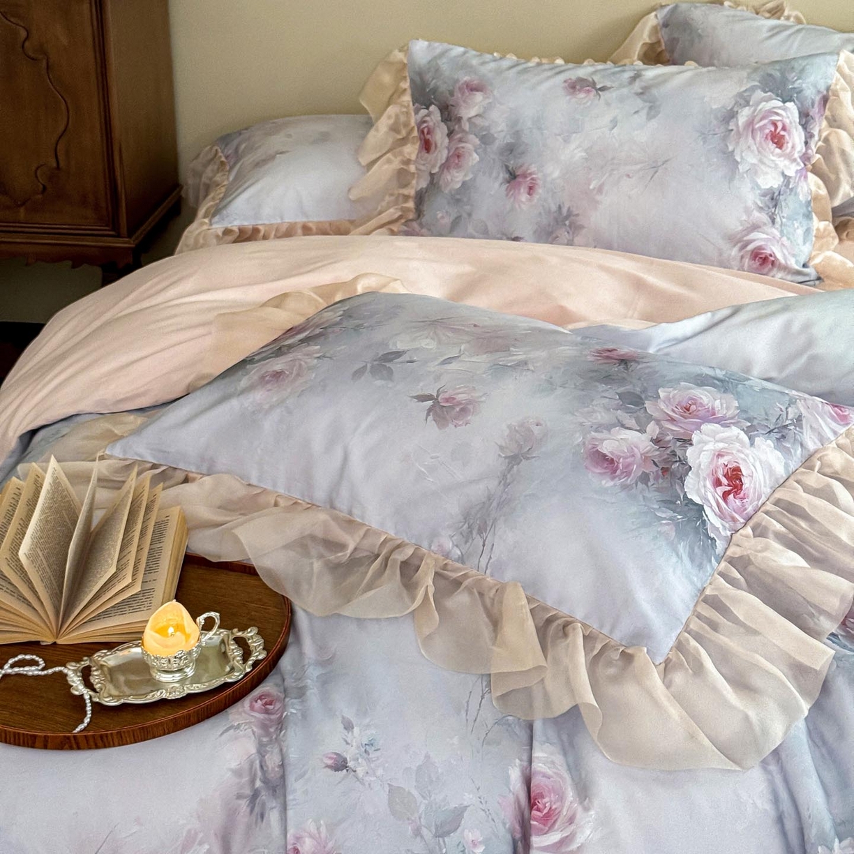 91家纺网 家纺一手货源 找家纺 涵宸家纺 2025新款50S全棉磨毛花边四件套【更多花型联系商家电话：17798859966 微信同号，网站：www.hanchenjf.com】 花边-清欢-蓝