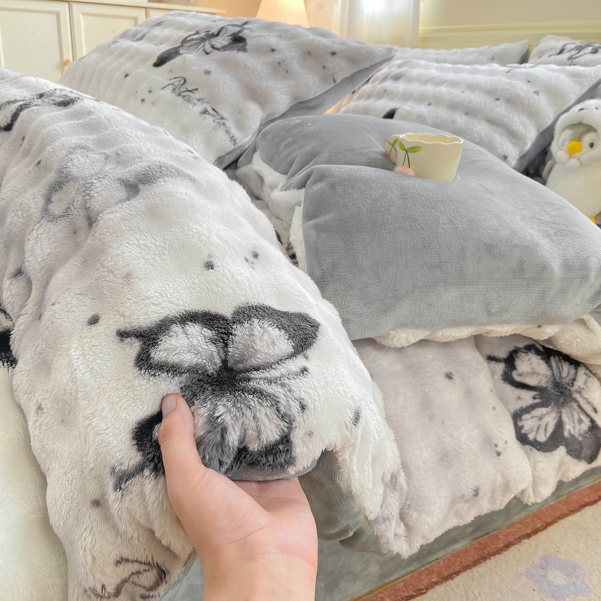 91家纺网 家纺一手货源 找家纺 耐思家纺 2025新款泡泡牛奶绒印花四件套系列 泡泡-蝶舞