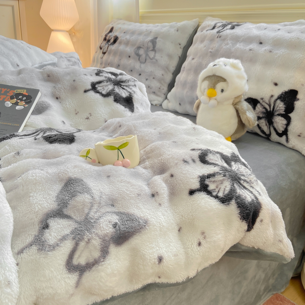 91家纺网 家纺一手货源 找家纺 耐思家纺 2025新款泡泡牛奶绒印花四件套系列 泡泡-蝶舞