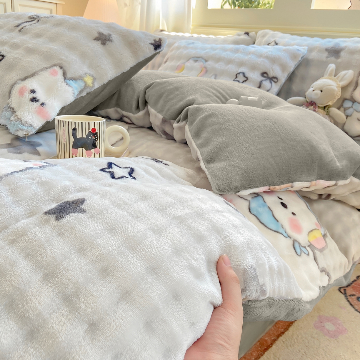 91家纺网 家纺一手货源 找家纺 耐思家纺 2025新款泡泡牛奶绒印花四件套系列 泡泡-欢乐狗狗