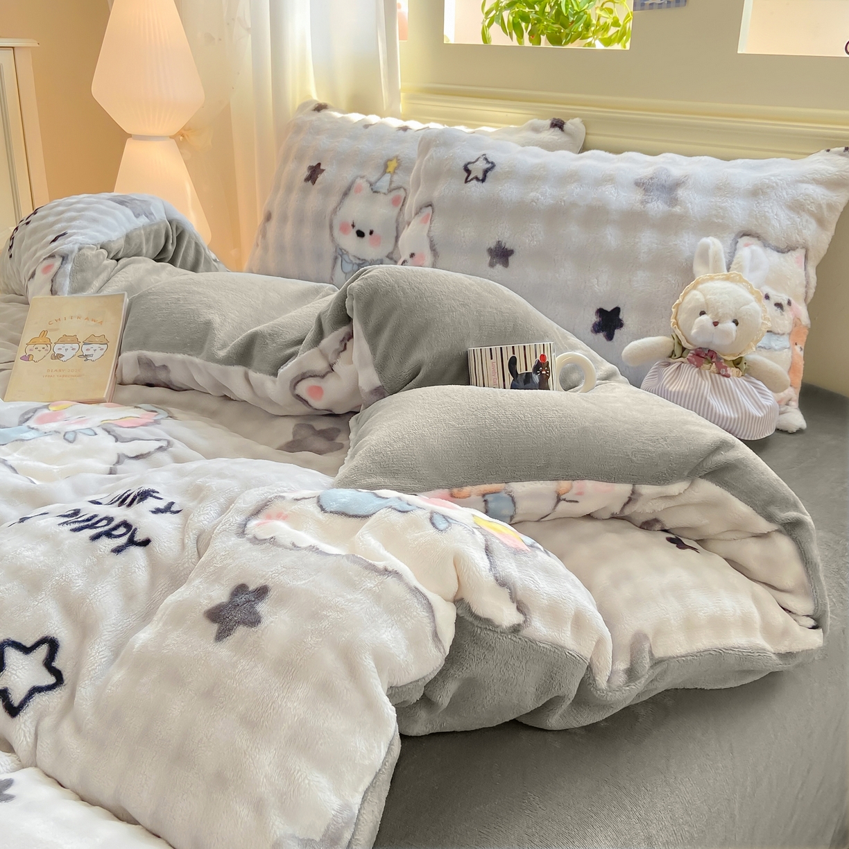 91家纺网 家纺一手货源 找家纺 耐思家纺 2025新款泡泡牛奶绒印花四件套系列 泡泡-欢乐狗狗