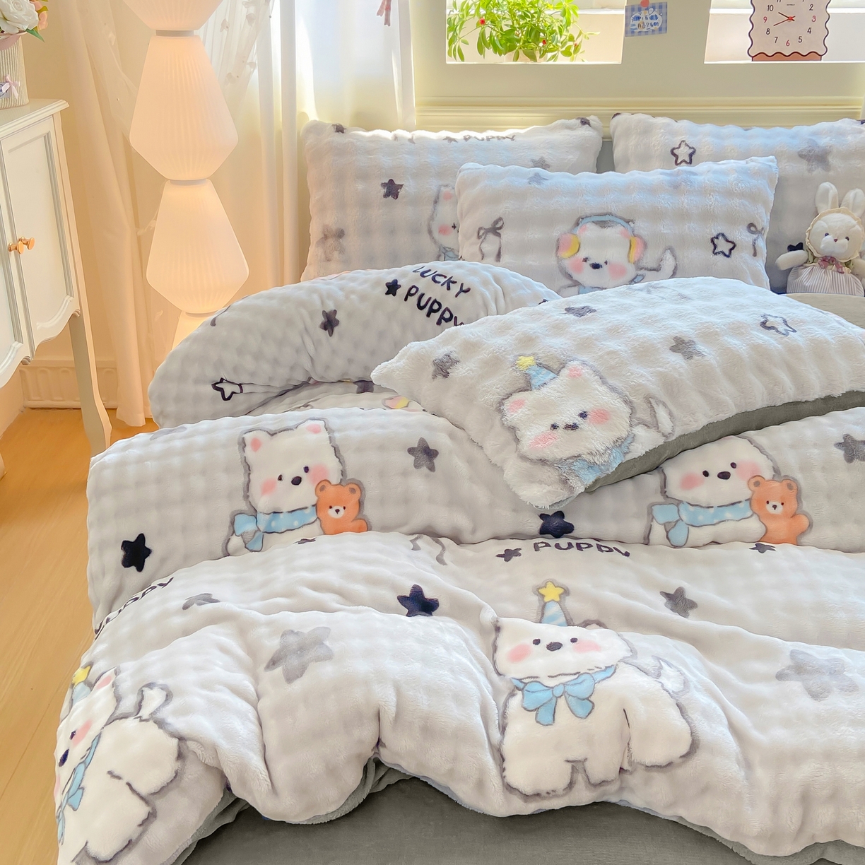 91家纺网 家纺一手货源 找家纺 耐思家纺 2025新款泡泡牛奶绒印花四件套系列 泡泡-欢乐狗狗