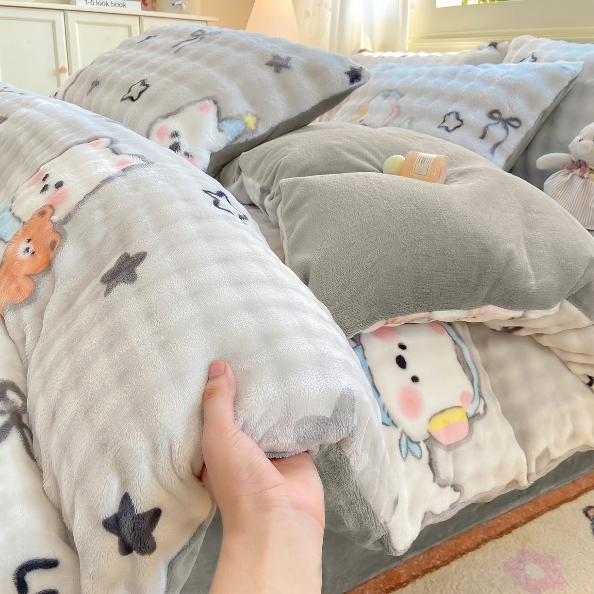 91家纺网 家纺一手货源 找家纺 耐思家纺 2025新款泡泡牛奶绒印花四件套系列 泡泡-欢乐狗狗