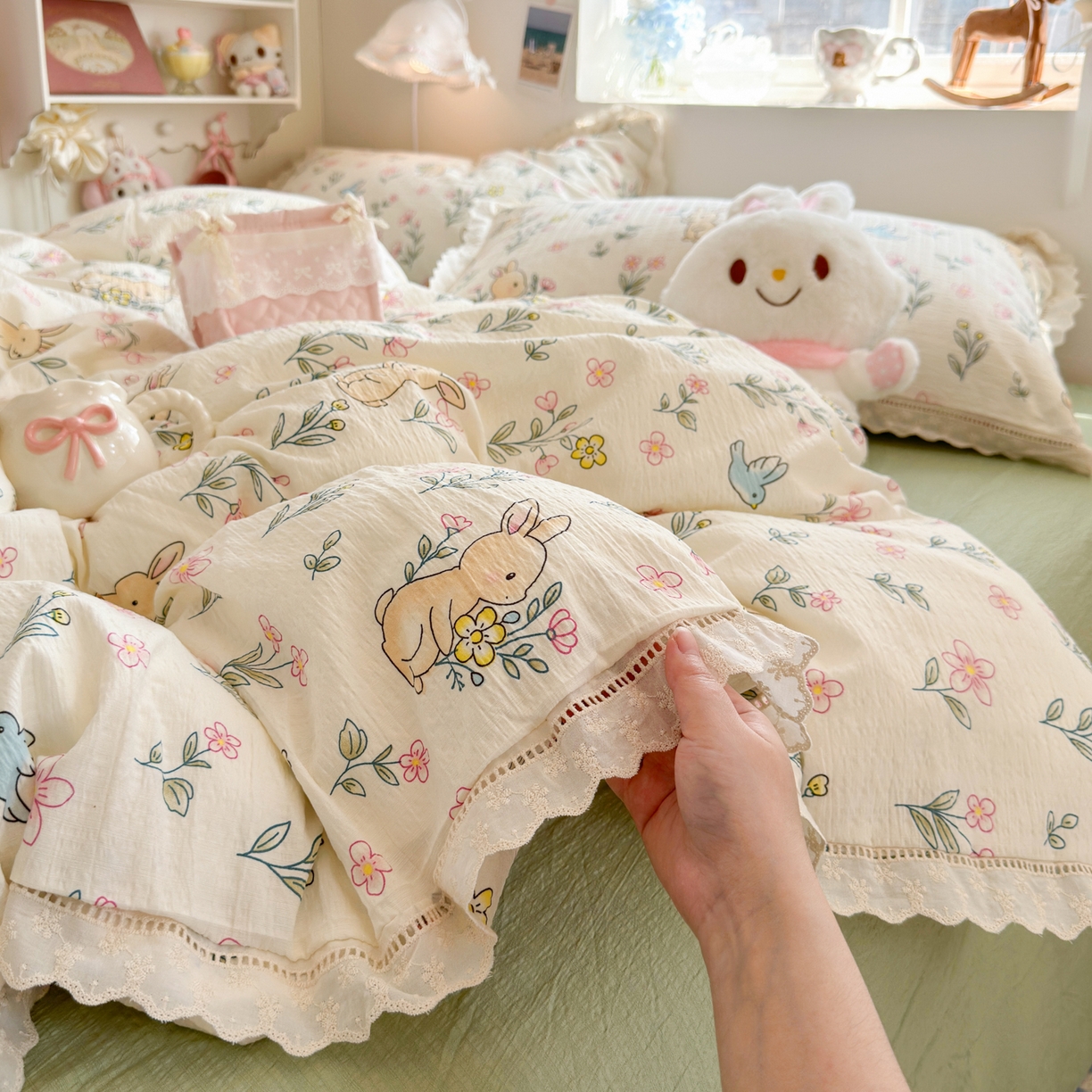 91家纺网 家纺一手货源 找家纺 优卡迪家纺馆 2025新款A类全棉镂空花边皱皱棉双层纱四件套 花园小兔