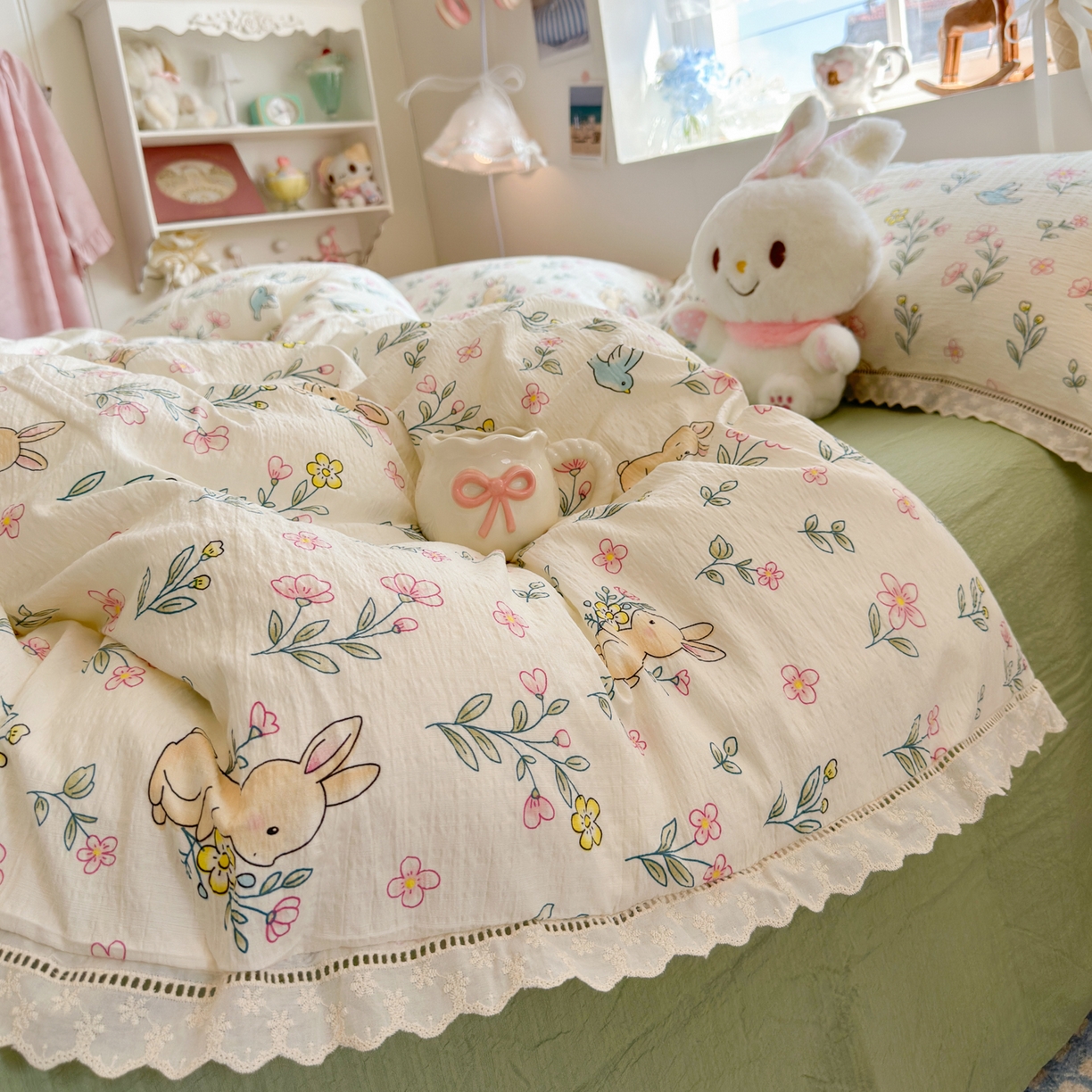 91家纺网 家纺一手货源 找家纺 优卡迪家纺馆 2025新款A类全棉镂空花边皱皱棉双层纱四件套 花园小兔