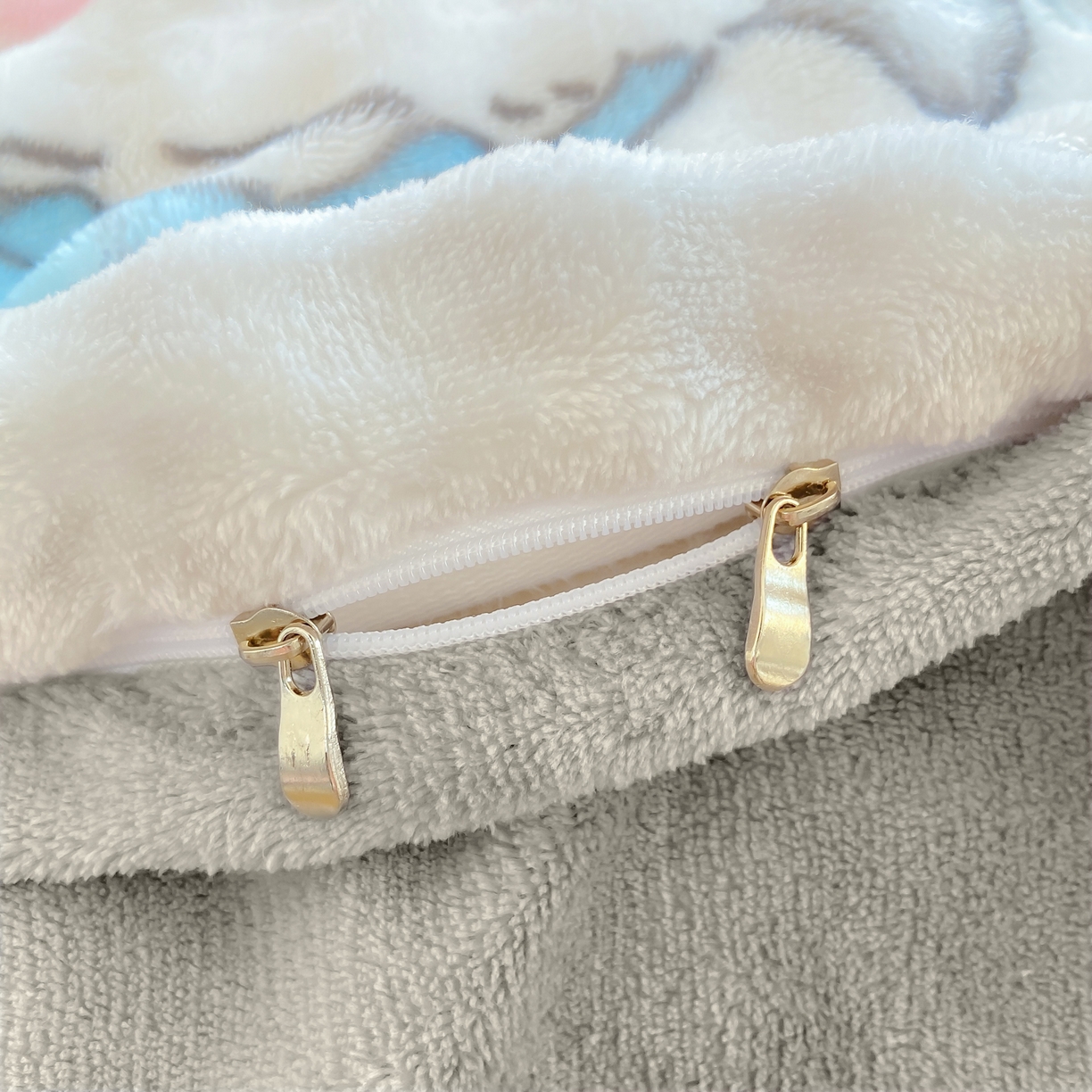 91家纺网 家纺一手货源 找家纺 耐思家纺 2025新款泡泡牛奶绒印花四件套系列 泡泡-欢乐狗狗