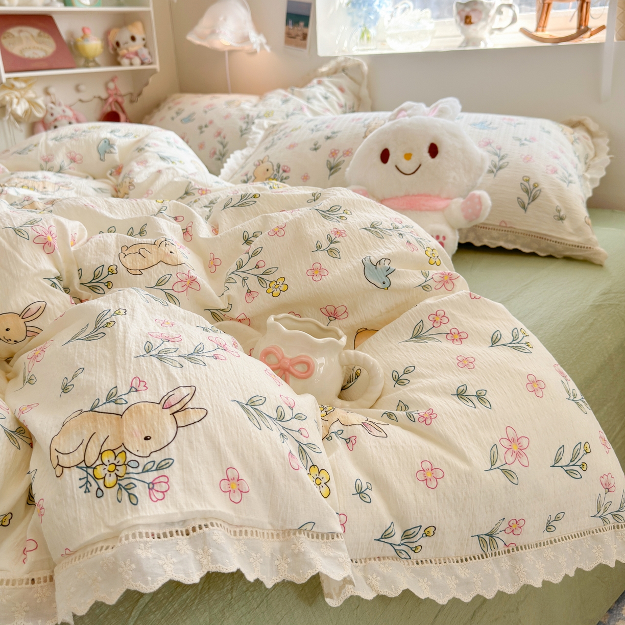 91家纺网 家纺一手货源 找家纺 优卡迪家纺馆 2025新款A类全棉镂空花边皱皱棉双层纱四件套 花园小兔