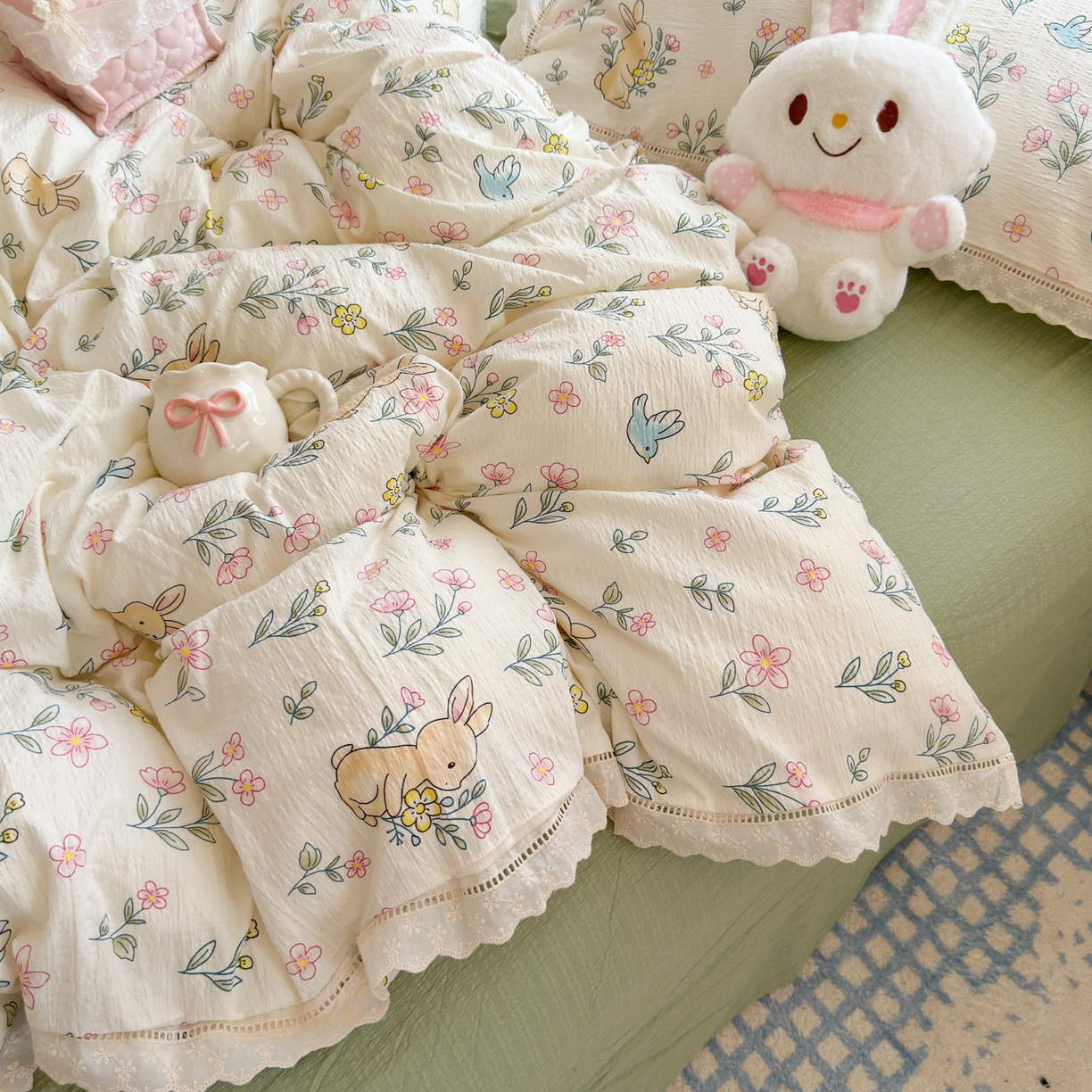 91家纺网 家纺一手货源 找家纺 优卡迪家纺馆 2025新款A类全棉镂空花边皱皱棉双层纱四件套 花园小兔