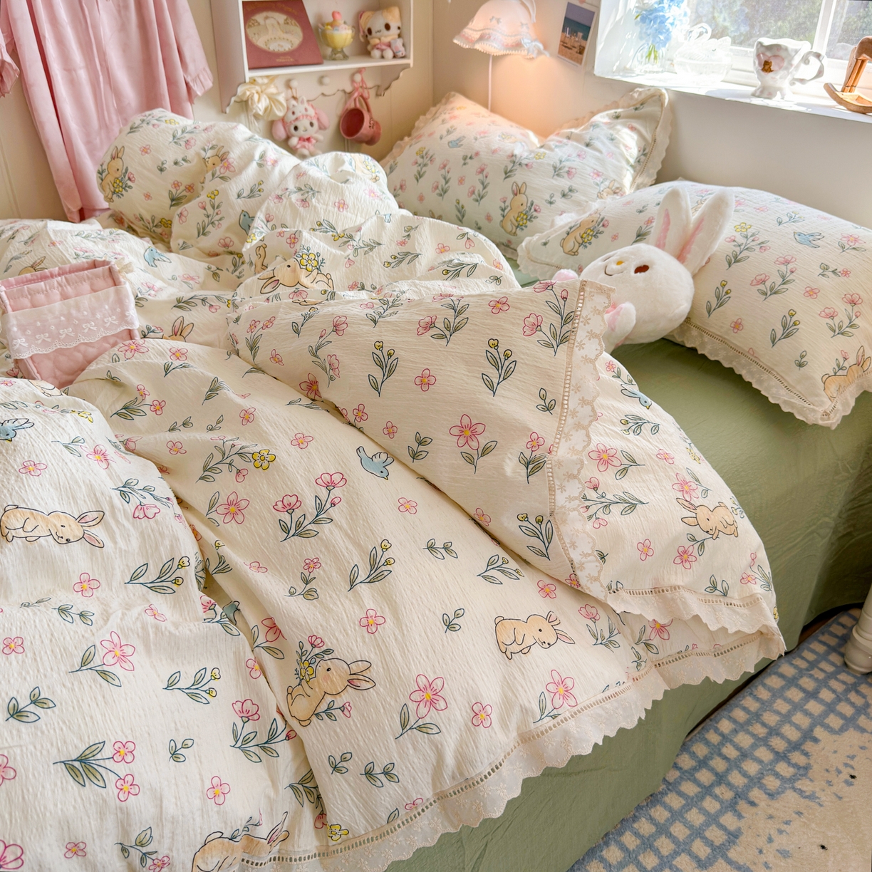 91家纺网 家纺一手货源 找家纺 优卡迪家纺馆 2025新款A类全棉镂空花边皱皱棉双层纱四件套 花园小兔