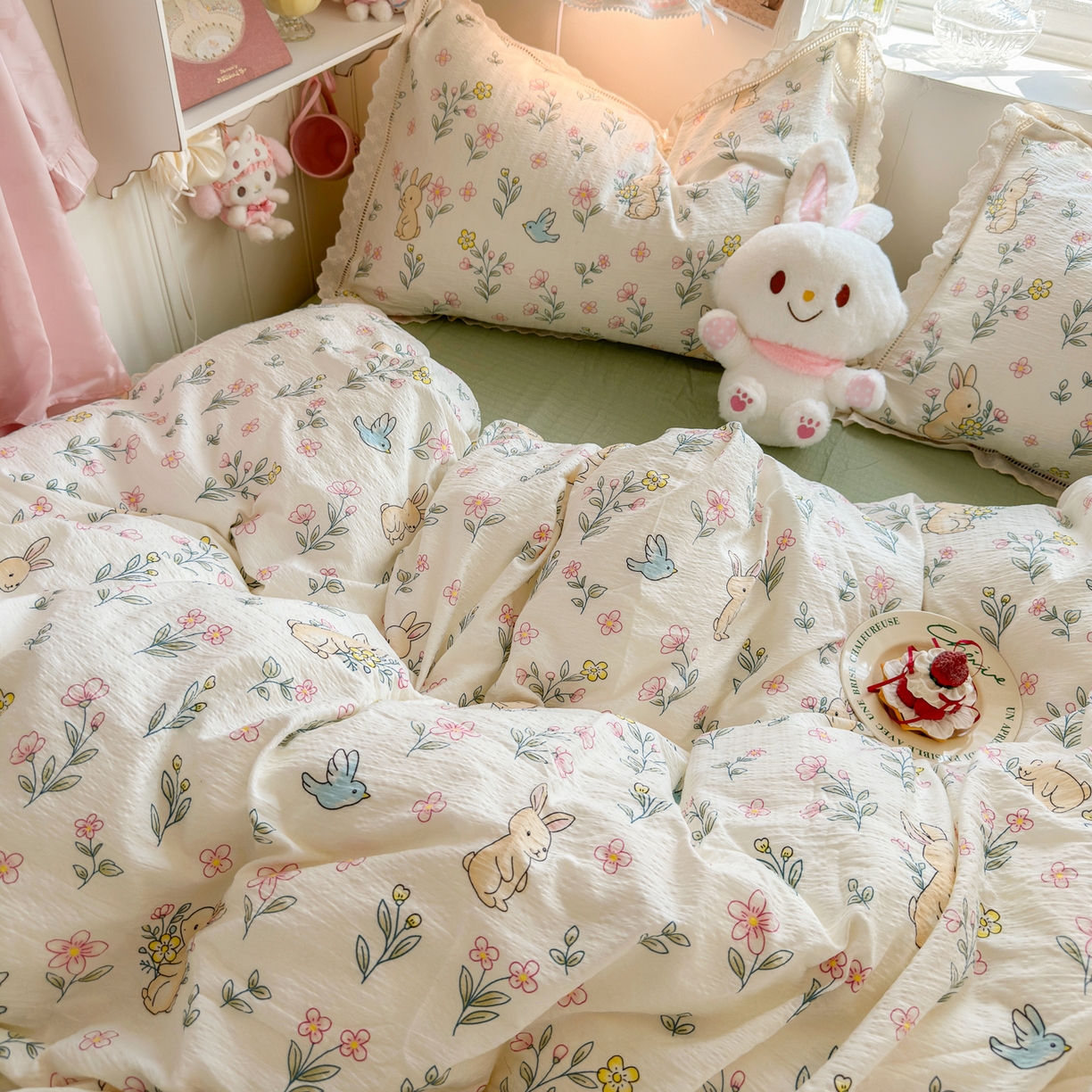 91家纺网 家纺一手货源 找家纺 优卡迪家纺馆 2025新款A类全棉镂空花边皱皱棉双层纱四件套 花园小兔