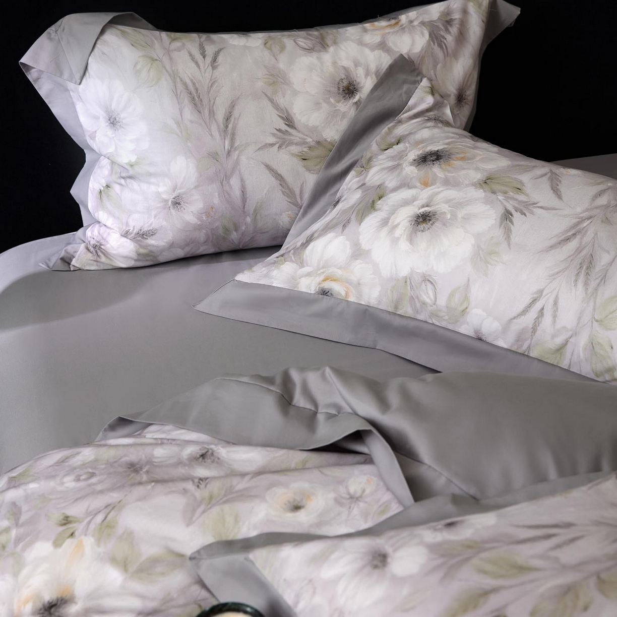 91家纺网 家纺一手货源 找家纺 涵宸家纺 2025新款50S全棉磨毛拼角款四件套【更多花型 联系商家电话：17798859966 微信同号，网站：www.hanchenjf.com】 花滤间（灰）