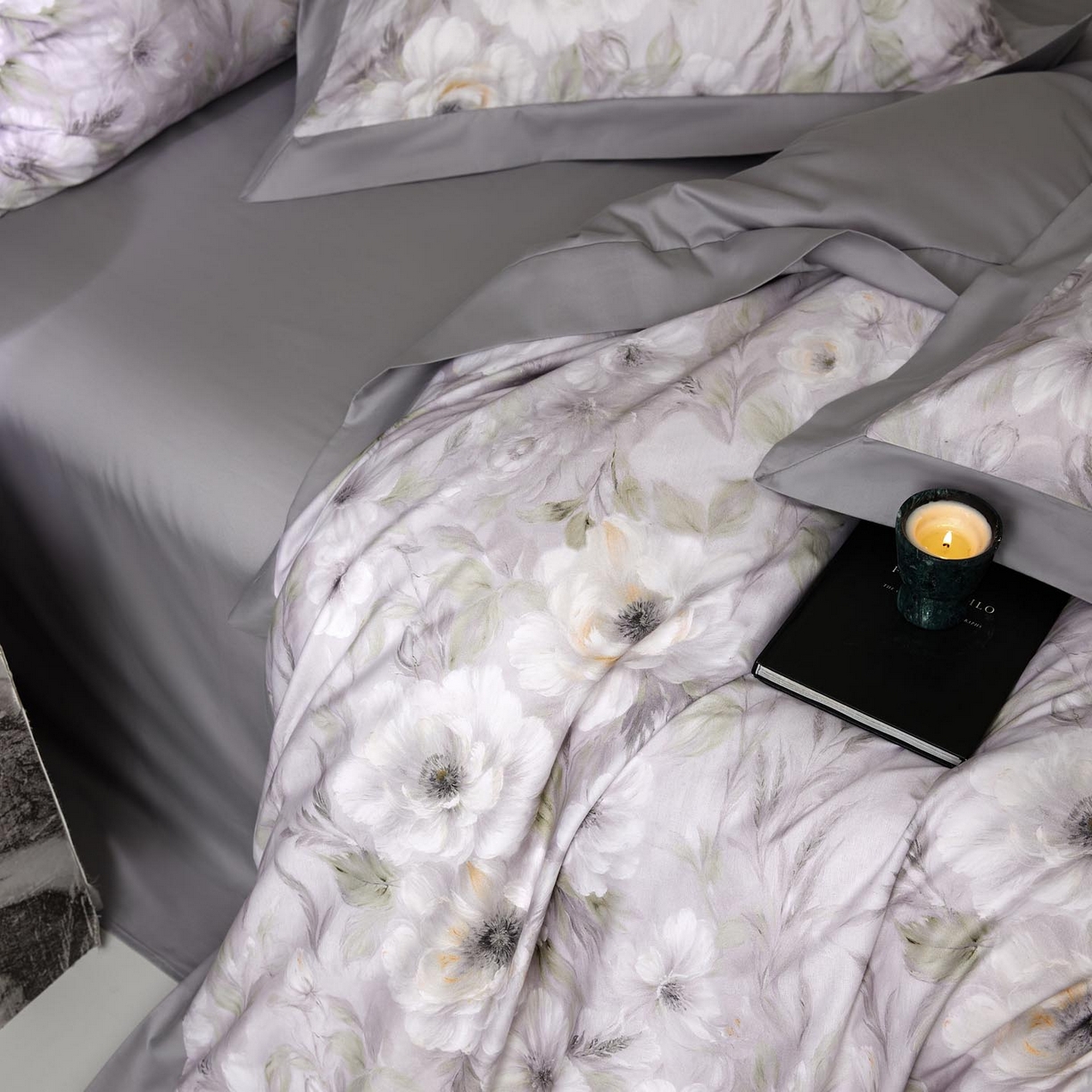 91家纺网 家纺一手货源 找家纺 涵宸家纺 2025新款50S全棉磨毛拼角款四件套【更多花型 联系商家电话：17798859966 微信同号，网站：www.hanchenjf.com】 花滤间（灰）