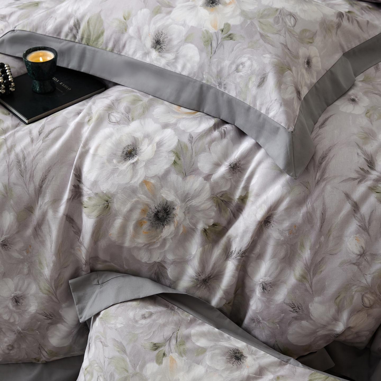 91家纺网 家纺一手货源 找家纺 涵宸家纺 2025新款50S全棉磨毛拼角款四件套【更多花型 联系商家电话：17798859966 微信同号，网站：www.hanchenjf.com】 花滤间（灰）