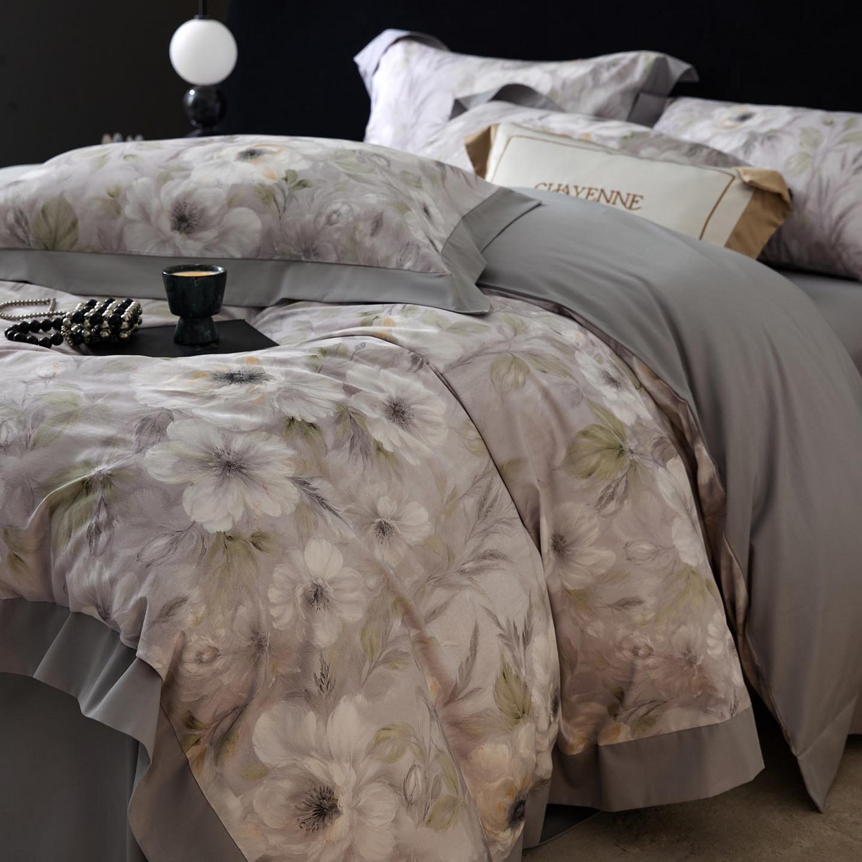 91家纺网 家纺一手货源 找家纺 涵宸家纺 2025新款50S全棉磨毛拼角款四件套【更多花型 联系商家电话：17798859966 微信同号，网站：www.hanchenjf.com】 花滤间（灰）