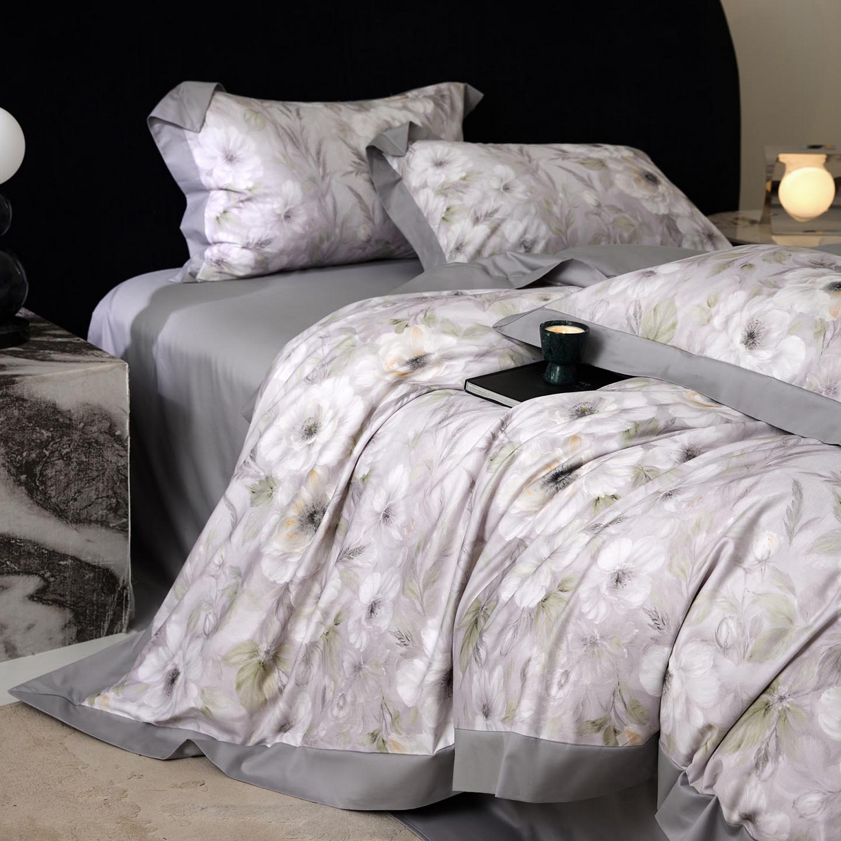 91家纺网 家纺一手货源 找家纺 涵宸家纺 2025新款50S全棉磨毛拼角款四件套【更多花型 联系商家电话：17798859966 微信同号，网站：www.hanchenjf.com】 花滤间（灰）