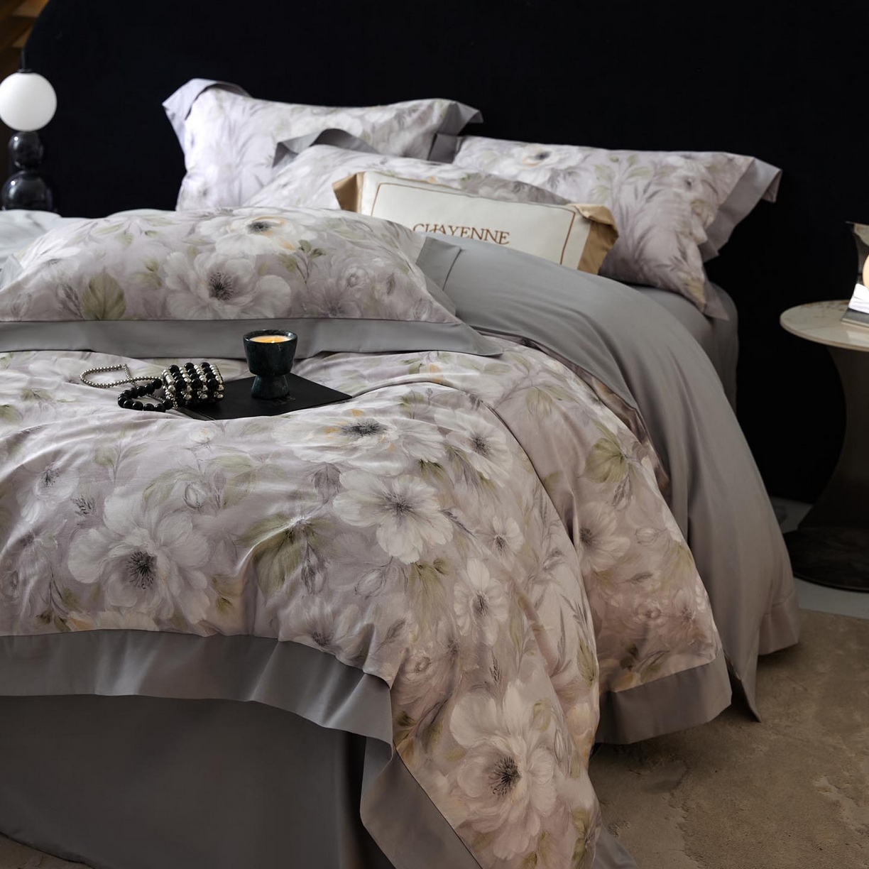 91家纺网 家纺一手货源 找家纺 涵宸家纺 2025新款50S全棉磨毛拼角款四件套【更多花型 联系商家电话：17798859966 微信同号，网站：www.hanchenjf.com】 花滤间（灰）