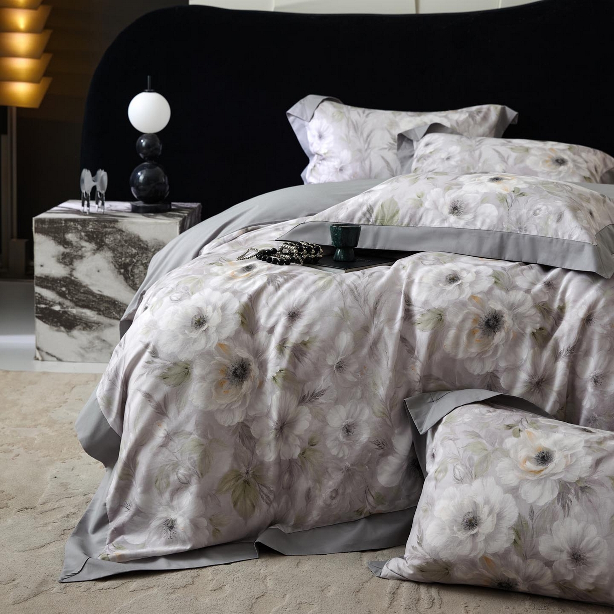 91家纺网 家纺一手货源 找家纺 涵宸家纺 2025新款50S全棉磨毛拼角款四件套【更多花型 联系商家电话：17798859966 微信同号，网站：www.hanchenjf.com】 花滤间（灰）