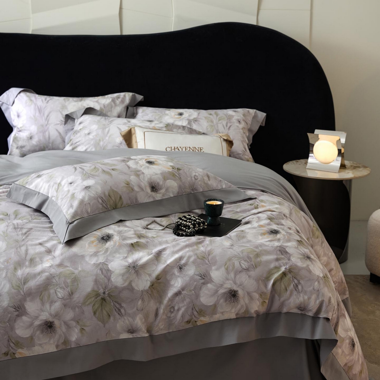 91家纺网 家纺一手货源 找家纺 涵宸家纺 2025新款50S全棉磨毛拼角款四件套【更多花型 联系商家电话：17798859966 微信同号，网站：www.hanchenjf.com】 花滤间（灰）