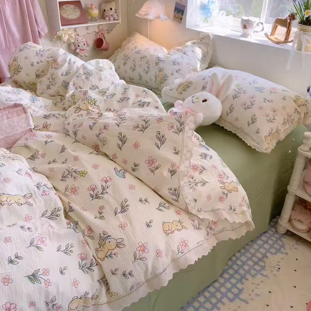 91家纺网 家纺一手货源 找家纺 优卡迪家纺馆 2025新款A类全棉镂空花边皱皱棉双层纱四件套 花园小兔