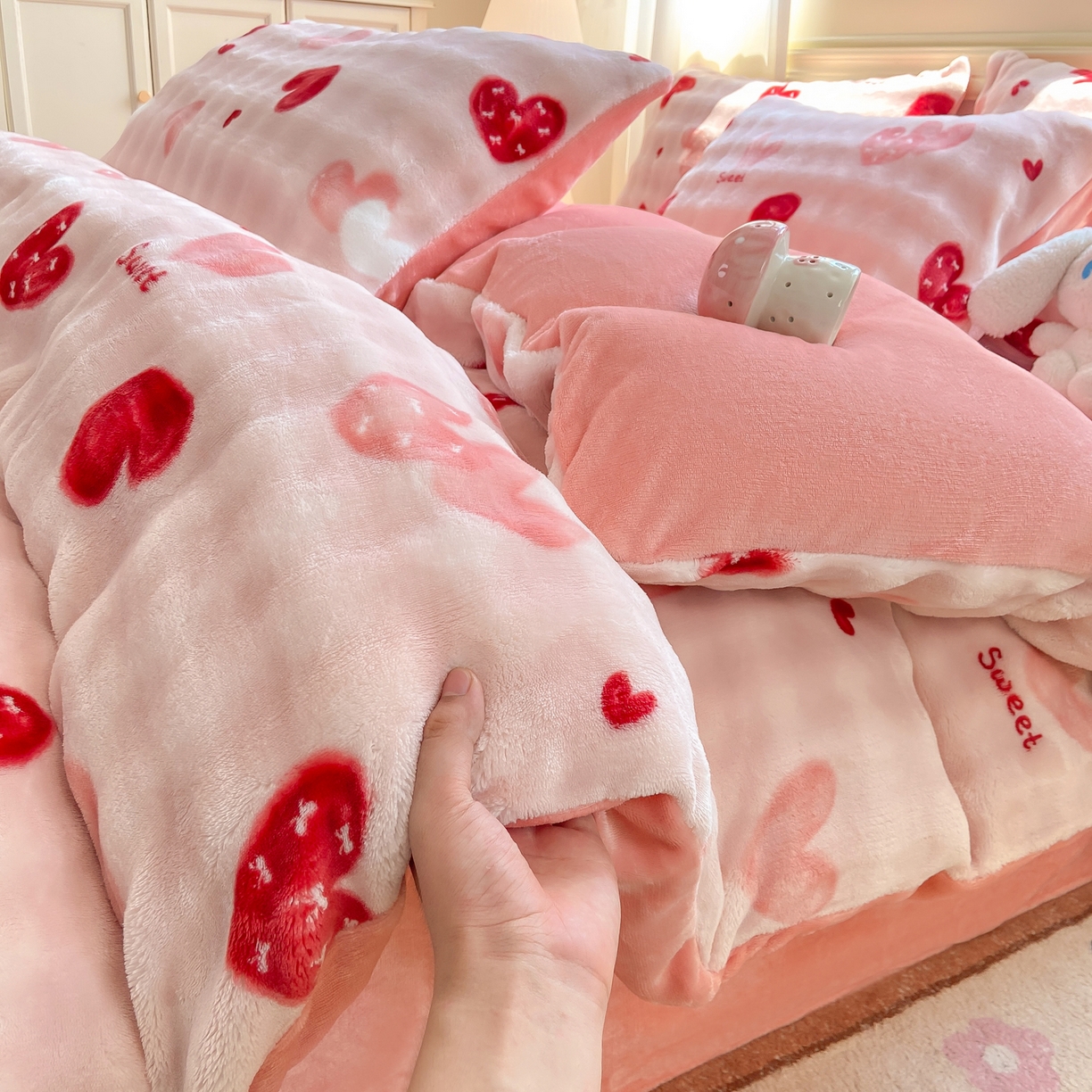 91家纺网 家纺一手货源 找家纺 耐思家纺 2025新款泡泡牛奶绒印花四件套系列 泡泡-甜心粉