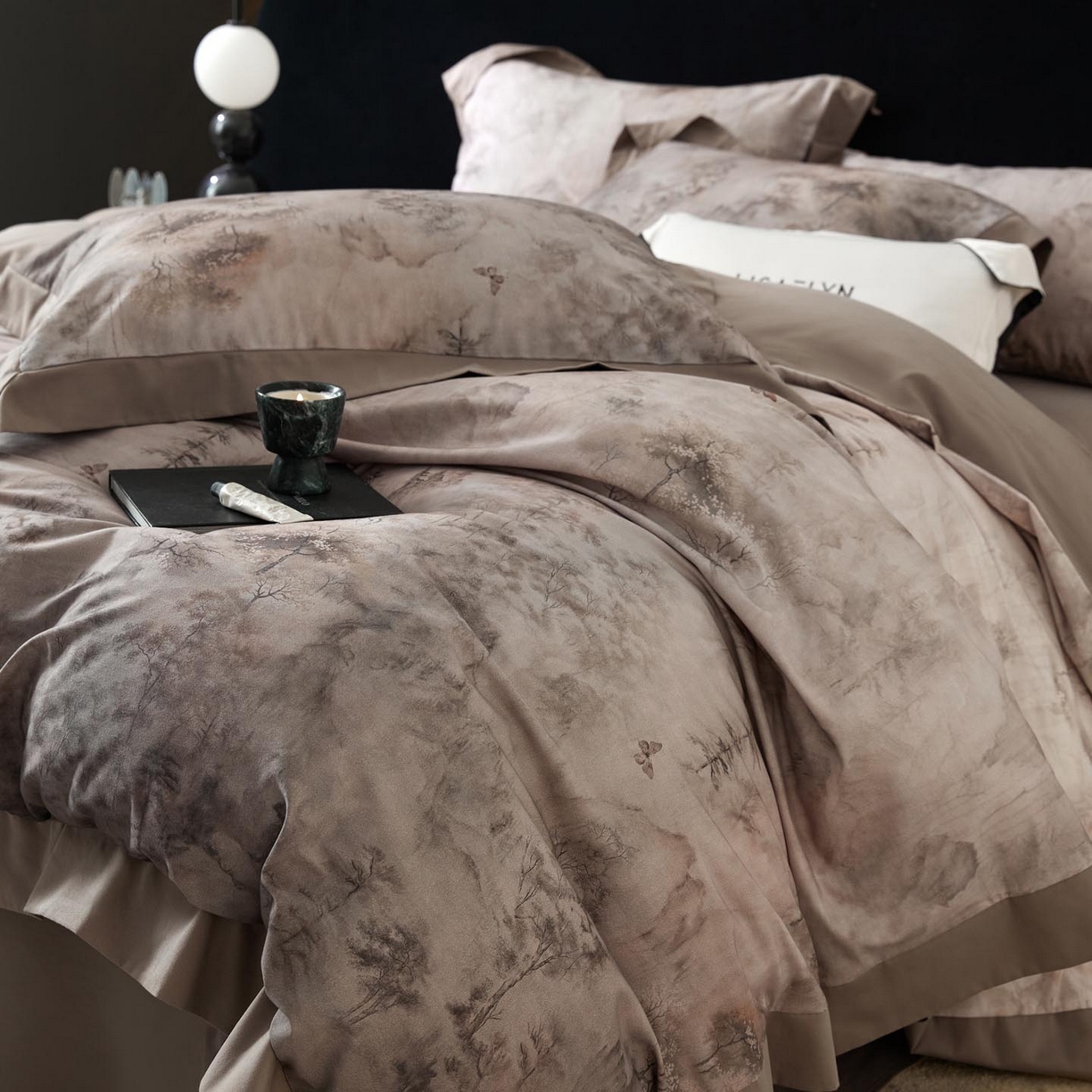 91家纺网 家纺一手货源 找家纺 涵宸家纺 2025新款50S全棉磨毛拼角款四件套【更多花型 联系商家电话：17798859966 微信同号，网站：www.hanchenjf.com】 墨苒（咖）