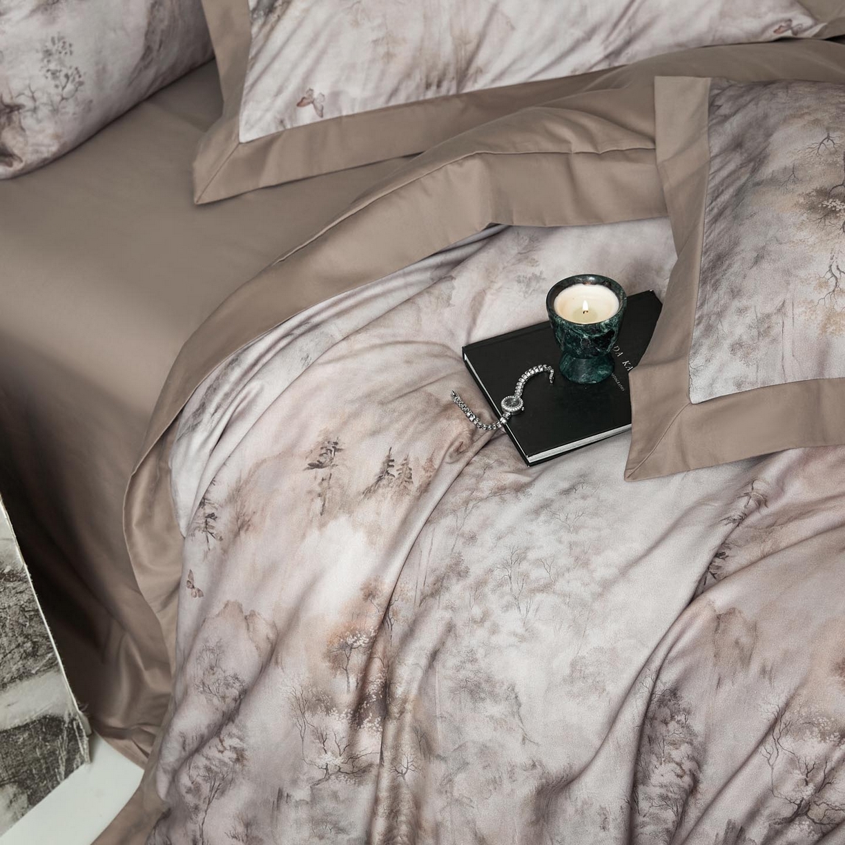 91家纺网 家纺一手货源 找家纺 涵宸家纺 2025新款50S全棉磨毛拼角款四件套【更多花型 联系商家电话：17798859966 微信同号，网站：www.hanchenjf.com】 墨苒（咖）