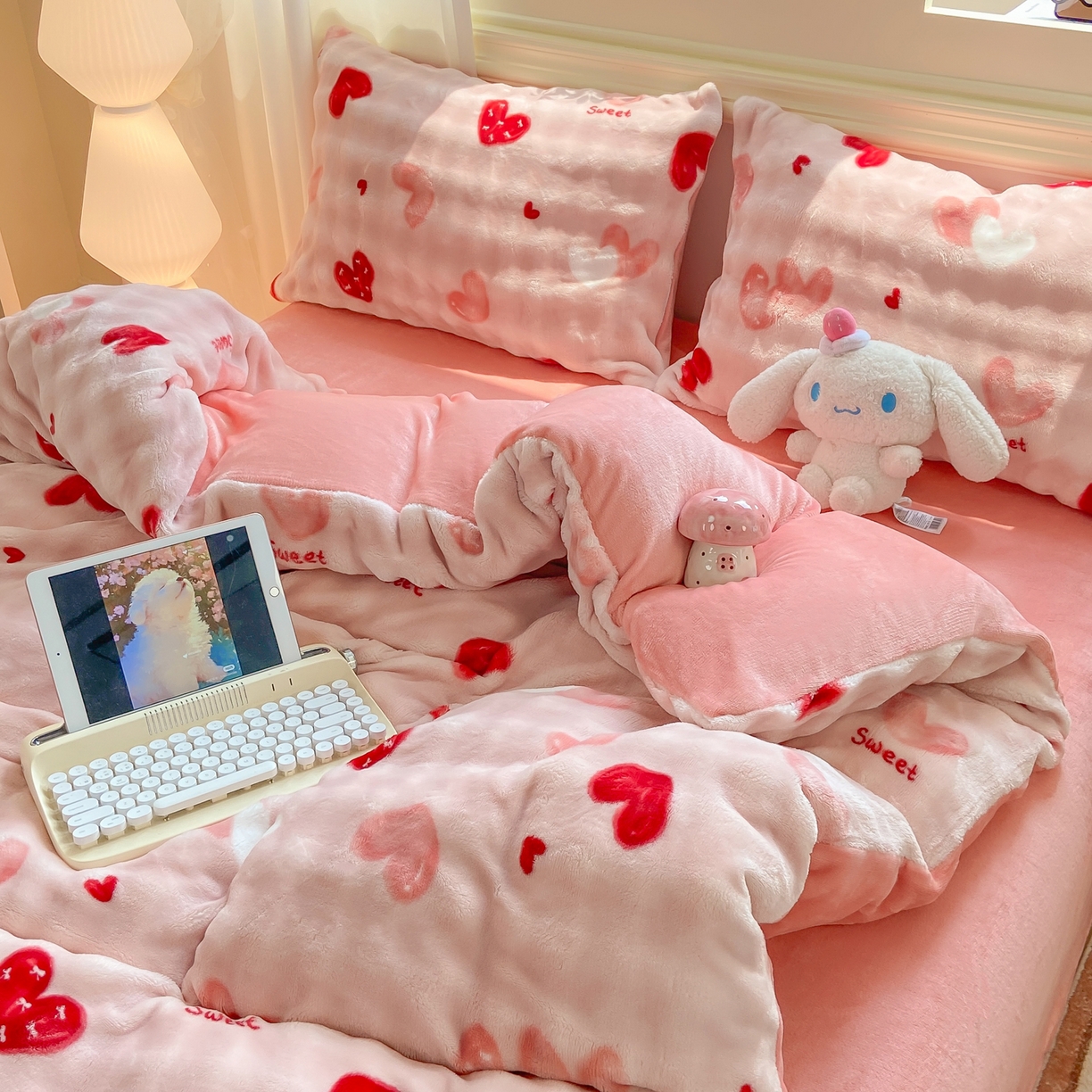 91家纺网 家纺一手货源 找家纺 耐思家纺 2025新款泡泡牛奶绒印花四件套系列 泡泡-甜心粉