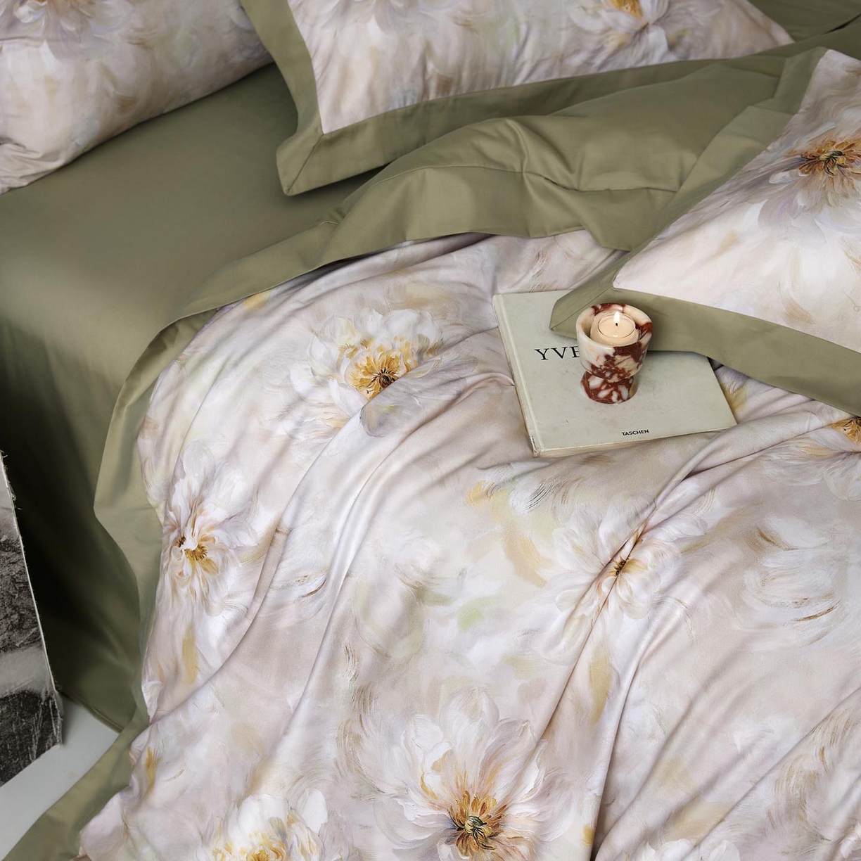 91家纺网 家纺一手货源 找家纺 涵宸家纺 2025新款50S全棉磨毛拼角款四件套【更多花型 联系商家电话：17798859966 微信同号，网站：www.hanchenjf.com】 清影华韵（灰）