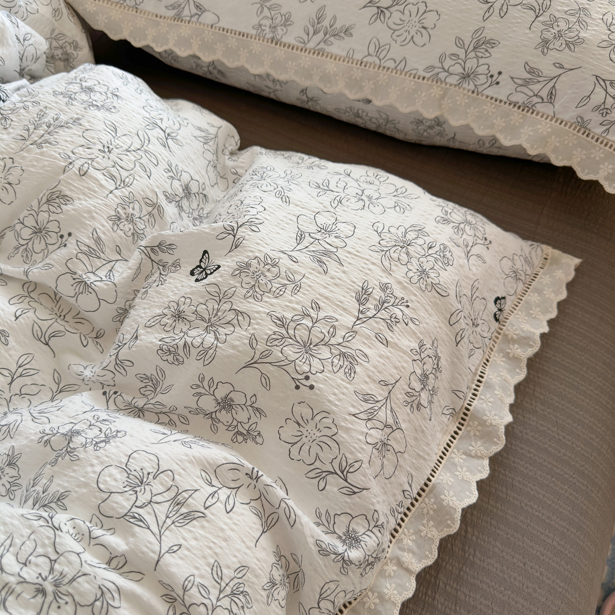 91家纺网 家纺一手货源 找家纺 优卡迪家纺馆 2025新款A类全棉镂空花边皱皱棉双层纱四件套 蝶舞