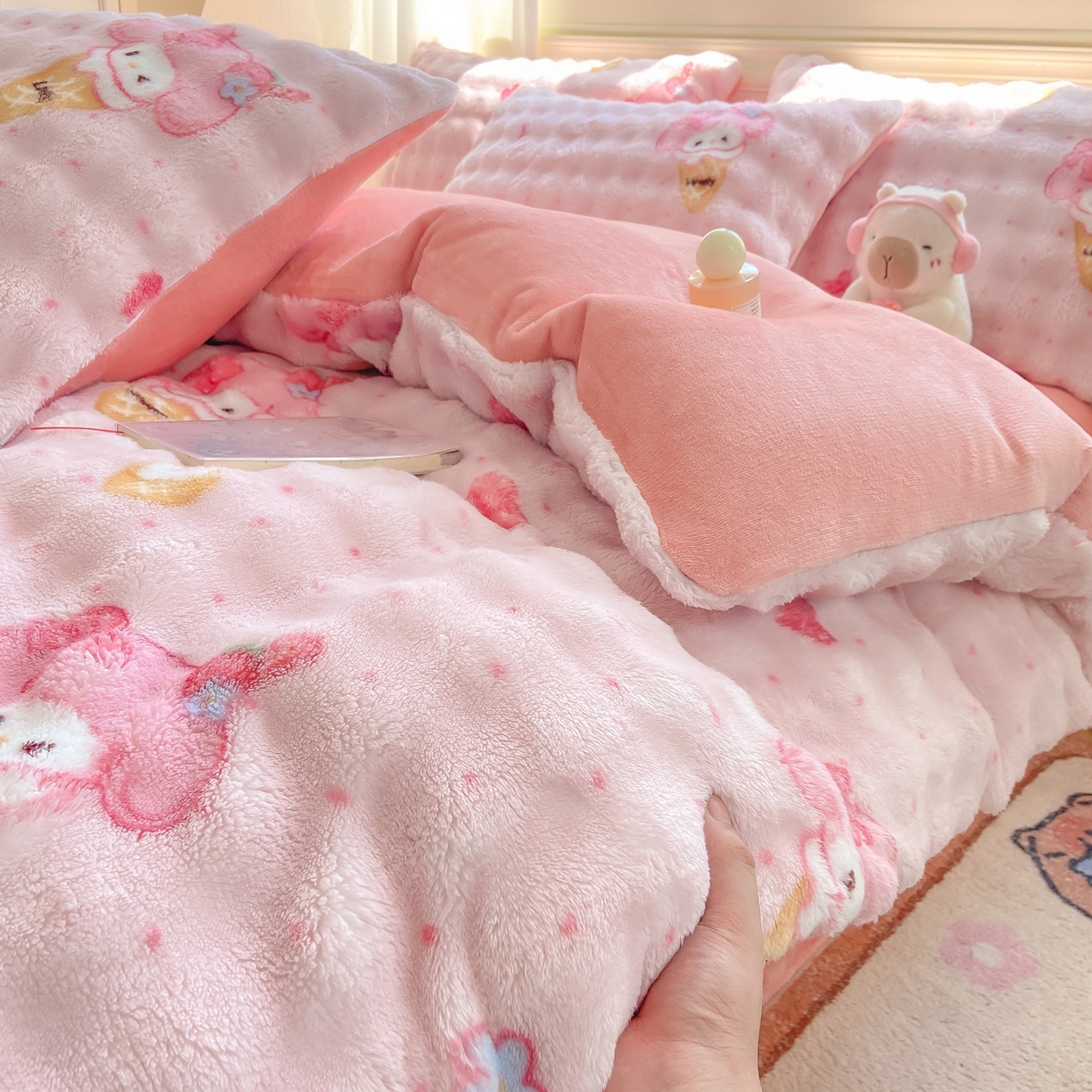 91家纺网 家纺一手货源 找家纺 耐思家纺 2025新款泡泡牛奶绒印花四件套系列 泡泡-美乐迪