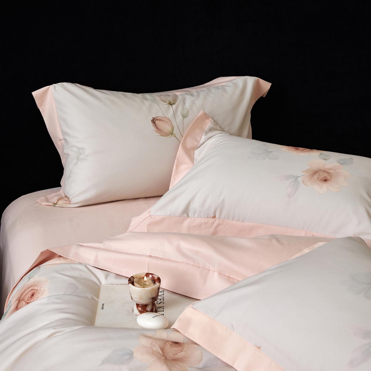 91家纺网 家纺一手货源 找家纺 涵宸家纺 2025新款50S全棉磨毛拼角款四件套【更多花型 联系商家电话：17798859966 微信同号，网站：www.hanchenjf.com】 悦滢（粉）